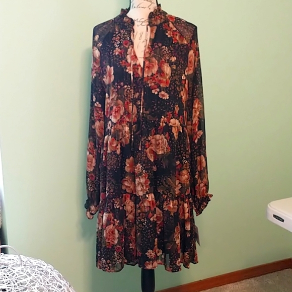 Ronni Nicole Dresses & Skirts - Beautiful Flora dress